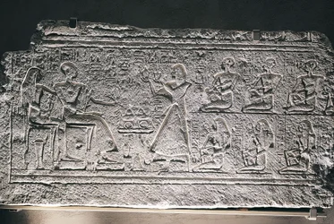 Relevo de Ptahotep e Tauseret em Saqqara, com o casal a receber ofertas do seu filho mais velho Amenheb e de outros filhos