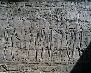 Cenas de oferendas aos deuses, relevo, paredes interiores do Grande Salão Hipostilo, complexo do templo de Karnak (Lista do Património Mundial da Unesco