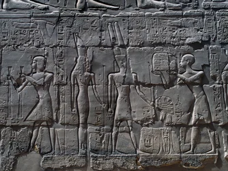 Cenas de oferendas aos deuses, relevo, paredes interiores do Grande Salão Hipostilo, complexo do templo de Karnak (Lista do Património Mundial da Unesco