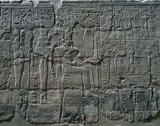 Cenas de oferendas aos deuses, relevo, paredes interiores do Grande Salão Hipostilo, complexo do templo de Karnak (Lista do Património Mundial da Unesco