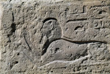 Esfinge, bloco com relevo, Grande Templo de Amon, Tanis, Egipto, Novo Reino, Dinastia XIX