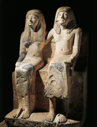 O grupo estatuário representando o escriba Pendua e sua esposa Nefertari (calcário) encontraram Deir el-Medina, Egito