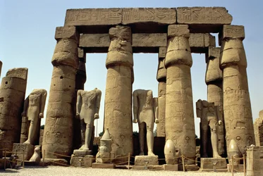 Estátuas de Ramsés II (1298-32 aC) e colunas de papiro na Corte Peristyle, Novo Reino, c.1297-1185 aC