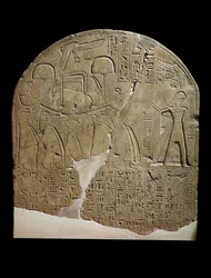 Estela dedicada a Ísis pelo supervisor de obras nos Templos de Ramsés II em Koptos, representando o Rei oferecendo incenso ao barco sagrado de Ísis, carregado por sacerdotes (calcário)