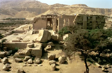 Vista do topo do primeiro pilão mostrando o colosso caído de Ramsés II (1279-1213 aC) no Primeiro Tribunal, Novo Reino