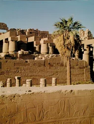 Muralha de Ramsés II e o Templo de Tutmés
