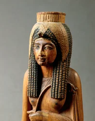 Estátua de madeira de Ahmes Nefertari, esposa de Amenhotep I, de Deir el-Medina, pormenor, o busto, Novo Reino, Dinastia XIX