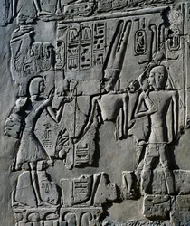O jovem Ramsés II diante do deus Amon, pormenor de cenas de oferendas aos deuses, relevo, paredes interiores do Grande Salão Hipostilo, complexo do templo de Karnak (Lista do Património Mundial da Unesco
