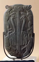 Paleta representando quatro cães e duas girafas com uma palmeira, período de finito (xisto)