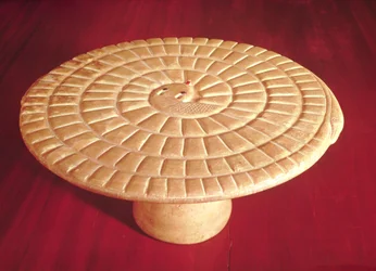 Tabuleiro de jogo em forma de cobra usado para o jogo mehen, Thinite Period (alabastro)