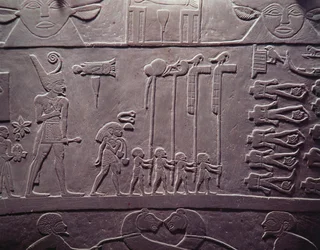 A paleta de Narmer: paleta cerimonial que representa o rei Narmer, usando a coroa vermelha do Baixo Egito, a inspecionar prisioneiros amarrados e decapitados, encontrada em Hieracômpolis, Período Dinástico Inicial, c. 3000 a.C.