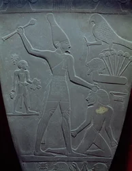 A paleta de Narmer: paleta cerimonial que representa o rei Narmer, usando a coroa branca do Alto Egipto, golpeando um prisioneiro, encontrada em Hieracômpolis, Período Dinástico Inicial, c. 3000 a.C.