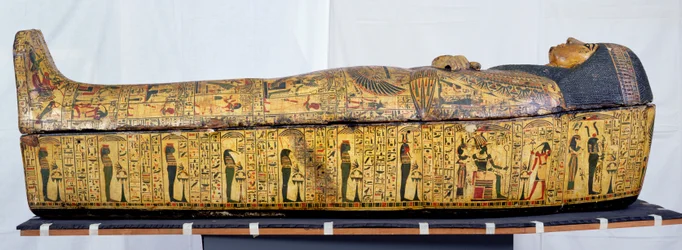 Caixão e capa da múmia de Nesyamun, possivelmente encontrada em Deir El-Bahri, New Kingdom, c.1100 BC (madeira pintada)