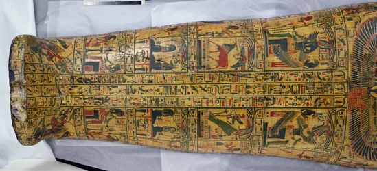 Detalhe da capa da múmia de Nesyamun, possivelmente encontrada em Deir El-Bahri, New Kingdom, c.1100 BC (madeira pintada)