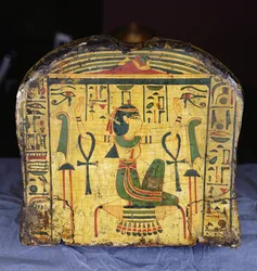 Detalhe da extremidade do pé da base externa do caixão da múmia de Nesyamun, possivelmente encontrada em Deir El-Bahri, New Kingdom, c.1100 BC (madeira pintada)