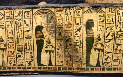 Detalhe da base exterior do caixão da múmia de Nesyamun, possivelmente encontrada em Deir El-Bahri, New Kingdom, c.1100 BC (madeira pintada)
