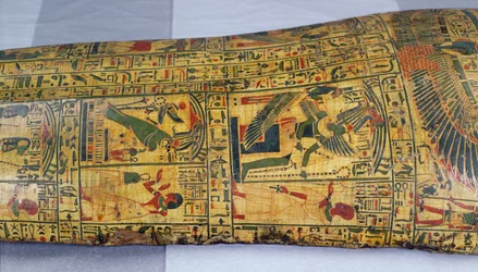 Detalhe da tampa exterior do caixão da múmia de Nesyamun, possivelmente encontrada em Deir El-Bahri, New Kingdom, c.1100 BC (madeira pintada)