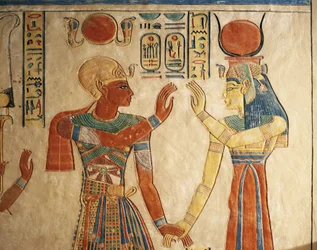 Egito, Luxor, antiga Tebas, Vale das Rainhas, túmulo de Amonherkhopeshaf, relevo pintado representando o faraó Ramsés III perante Ísis