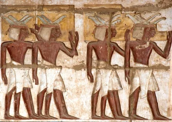 Antiquite egípcio: primeira corte, detalhe de relevos pintados representando um grupo de núbios trazendo oferendas ao faraó. Templo Funerário de Ramsés III (1187-1156 AC). Luxor, Medinet Habou, Egito