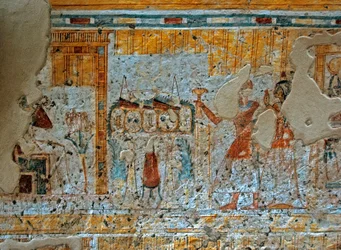 Antiquite egípcio: representação de Shuroy e sua esposa adorando o deus Osíris sentados diante dos quatro filhos de Horus em uma folha de papiro. Pintura da Tumba de Shuroy (TT13). 20ª dinastia. 1190-1077 AC Necropole de Dra Abu el-Naga, Cisjordânia de