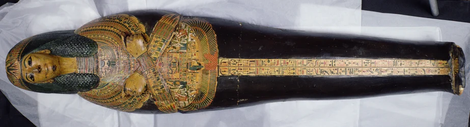 Tampa interior da múmia de Nesyamun, possivelmente encontrada em Deir El-Bahri, New Kingdom, c.1100 BC (madeira pintada)