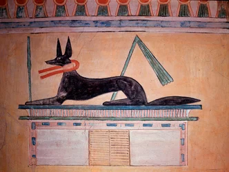 Anubis de cabeça chacal, deus da mumificação. Parede da Tumba do Príncipe Khaemweset II (decoração em calcário pintado, 20ª Dinastia)