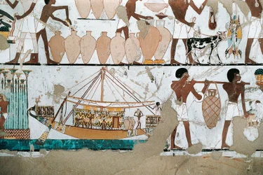 Pintura mural representando uma cena de transporte de vinho num barco, do Reino Novo