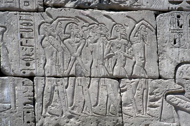 Relief retratando prisioneiros do norte na Batalha de Ramsés III, Grande Templo de Medinet