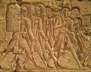 Relevo retratando servos carregando corda e armas, do Templo Mortuário de Ramsés III (c.1184-1153 aC) Novo Reino