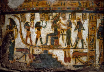 Arte do Egito: Osíris recebe tributos de quatro divindades: Thot, Maat, Heka (Heqat ou Heqa) e Harsiesi. Um dos deuses segura a chave da vida em forma de cruz ankh. Em baixo, duas representações do olho udjat (olho de Hórus). Decoração