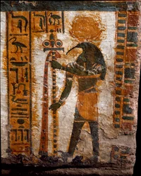 Antiguidade egípcia: Tot, o deus da lua, sob a forma de um homem com cabeça de íbis. Decoração do sarcófago antropoide do escriba Butehamon, XXI dinastia (1085-935 a.C.). Museu Egípcio de Turim (Torino, Museo Egizio)