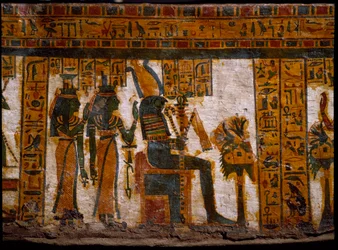 Antiquito egípcio: os divinitas Ísis e Neftys adoram Osíris. Eles possuem chaves da vida em forma de cruz (Ankh). Decoração do sarcófago antropóide do escriba Butehamon, 21ª dinastia (1085-935 a.C.). Museu do Egito em Turim (Tori