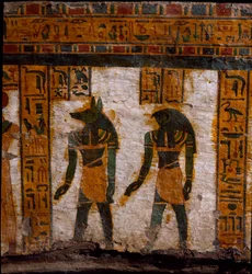 Antiquite egípcio: os gêneros funerários Douamoutef e Kebehsenouf (ou Qebehsenouf). decoração do sarcófago antropóide do escriba Butehamon, 21ª dinastia (1085-935 a.C.). Museu do Egito em Turim (Torino, Museo Egizio)