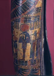 Detalhe do sarcófago mostrando Re-Harakhty com disco solar, segurando ceptros de vigarista e flail, dois filhos de Horus em pé atrás, Terceiro Período Intermediário, 850-730 BC (gesso policromado) (detalhe de 83357)