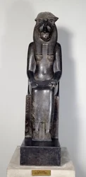 Antiguidade egípcia: a deusa leoa Sekhmet com a cartela do rei Sheshonq I. Estátua de granito preto. 950-929 a.C. Turim, Museu Egípcio