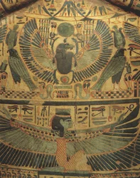 Capa de múmia com divindade alada protegendo o escaravelho, símbolo da eternidade