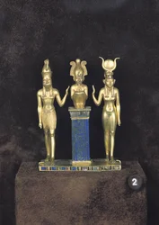 Osíris, Hórus, Ísis: a tríade de Osorkon II, reinado de Osorkon II, c. 874-850 a.C.