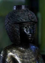 Estátua da Divina Adoradora Karomama, Terceiro Período Intermediário (bronze com ouro, prata e electrum) (detalhe de 127647)