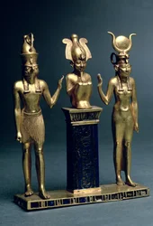 Tríade de Osorkon II: Osíris ladeado por Ísis e Hórus, Terceiro Período Intermediário, c. 847-850 aC (ouro e lápis-lazúli)