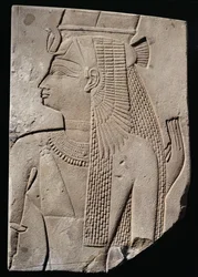 Alívio de um consorte divino, período tardio, c.780-656 aC (arenito)