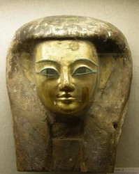 Cabeça de um sarcófago, Sait Period (madeira de palma com folha de ouro)