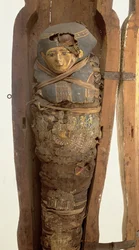 Sarcófago e corpo mumificado de Psametik I (664-610 a.C.), Baixa Época