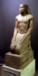 Estátua de Nakhtorheb ajoelhada, período Saite (quartzito) (ver também 154085)