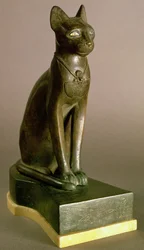 Estatueta de um gato representando a deusa Bastet, com o cartucho de Psamtek I, Período de espera, c.664-610 (bronze e ouro)