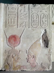 Nectanebo II (360-343 a.C.) abraçado pela deusa Ísis, fragmento de uma porta, Período Tardio, c. 358-341 a.C.