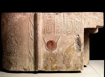 Nectanebo II (360-343 aC) sendo abraçado pela deusa Isis, frgament de uma porta, Late Period, c.358-341 aC (calcário pintado) (ver também 172243)