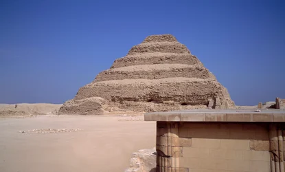 Antiguidade egípcia: Vista da Pirâmide de Sakkarah. Construção de Imhotep para o Rei Djeser (cerca de 2.700 AC) (3ª Dinastia) Saqqarah, Egipto