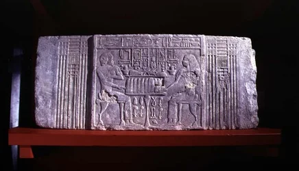 Cornija de uma porta falsa de uma mastaba-tumba representando o proprietário do túmulo Shery, um alto funcionário da Dinastia IV e sua esposa Khentetka, Saqqara, Old Kingdom (calcário)