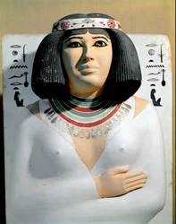 Antiguidade egípcia: Nofret, esposa do sumo sacerdote de Heliópolis e príncipe de Pe Rahotep. Pormenor de escultura em calcário pintado. IV dinastia. Da mastaba de Rahotep em Meidum. Museu Egípcio, Cairo.