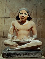 Escriba sentado segurando um pergaminho (escultura)